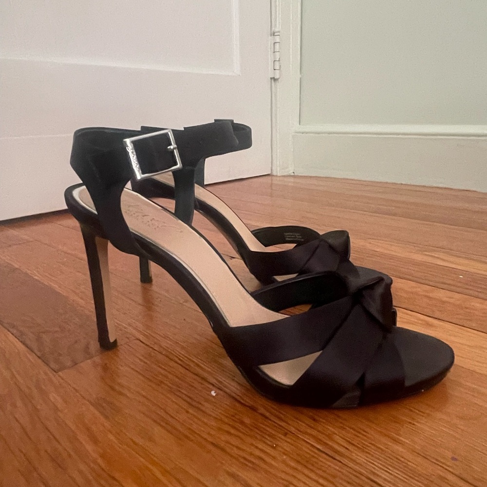 Jewel badgley Mischka satin pump sandal